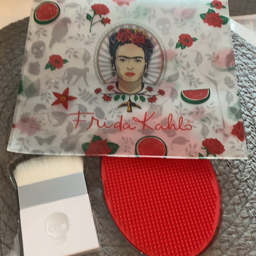 Frida Kahl makeup brush with Silicone cleaning mat